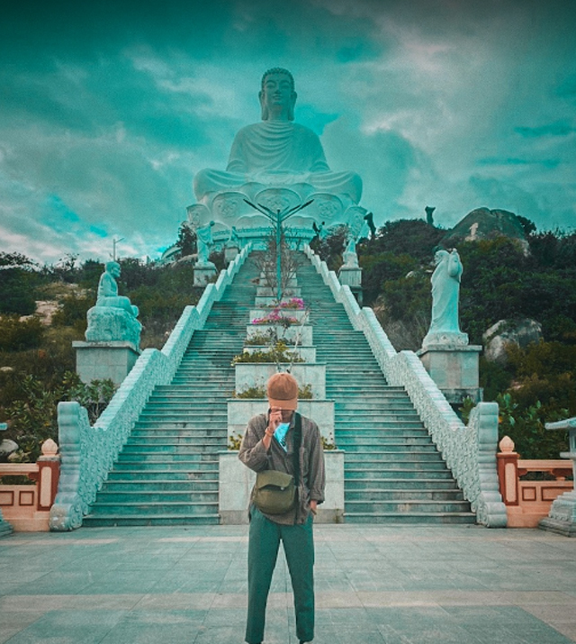 600 bậc thang lên chùa Ông Núi