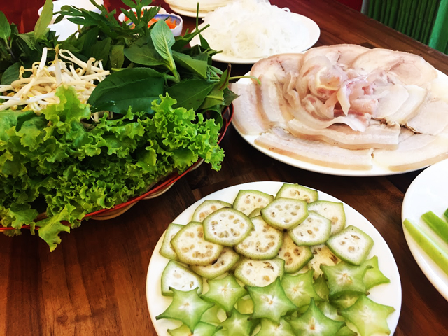 Ăn  bánh tráng cuốn phơi sương phơi sương Tây Ninh