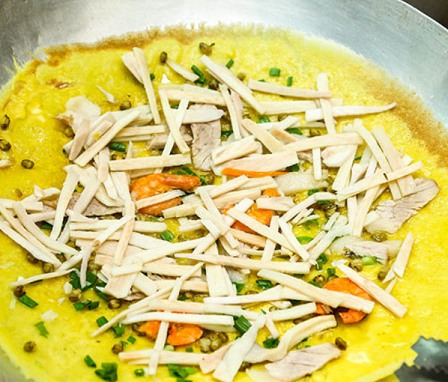 Đổ bánh xèo củ hủ dừa Cần Thơ