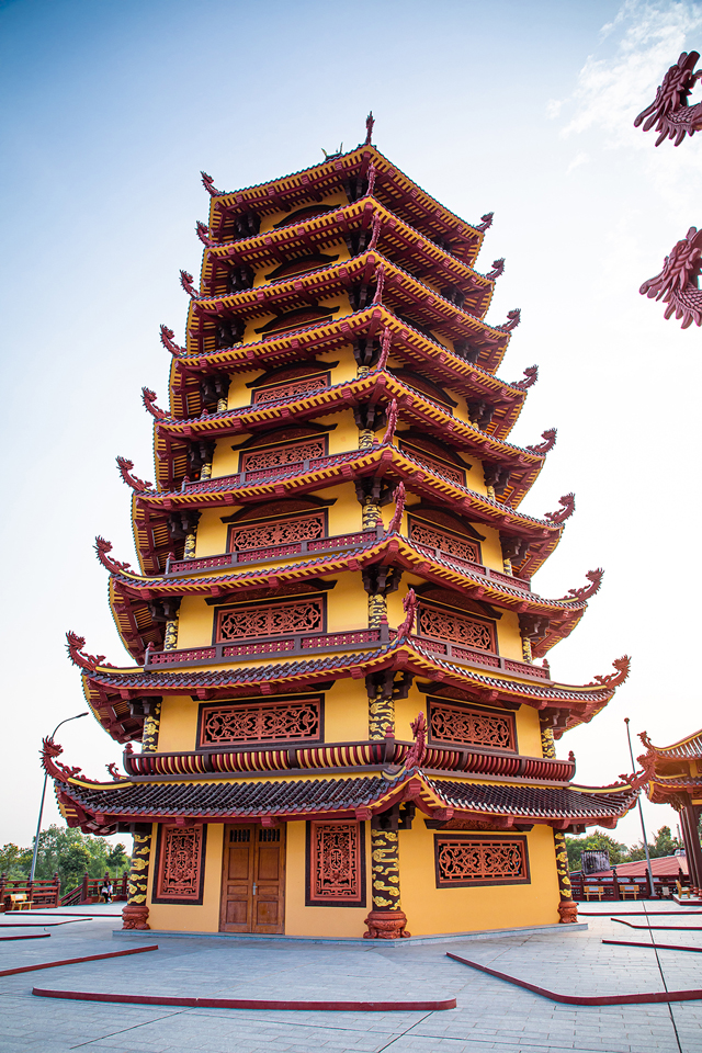 Bảo tháp xá lợi chùa Phật Ngọc Xá Lợi Vĩnh Long