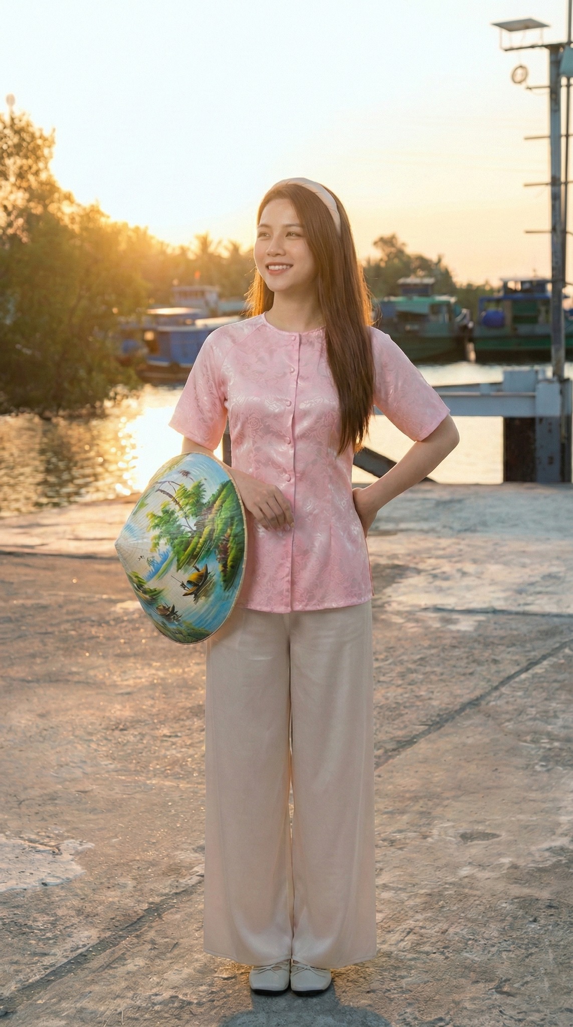Khung cảnh bến tàu du lịch Cồn Phụng lúc hoàng hôn