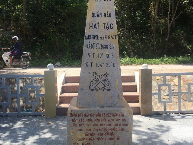 Bia chủ quyền biển Đảo Hải Tặc