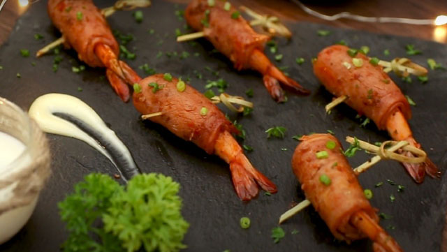 Cách làm ba rọi xông khói cuộn tôm