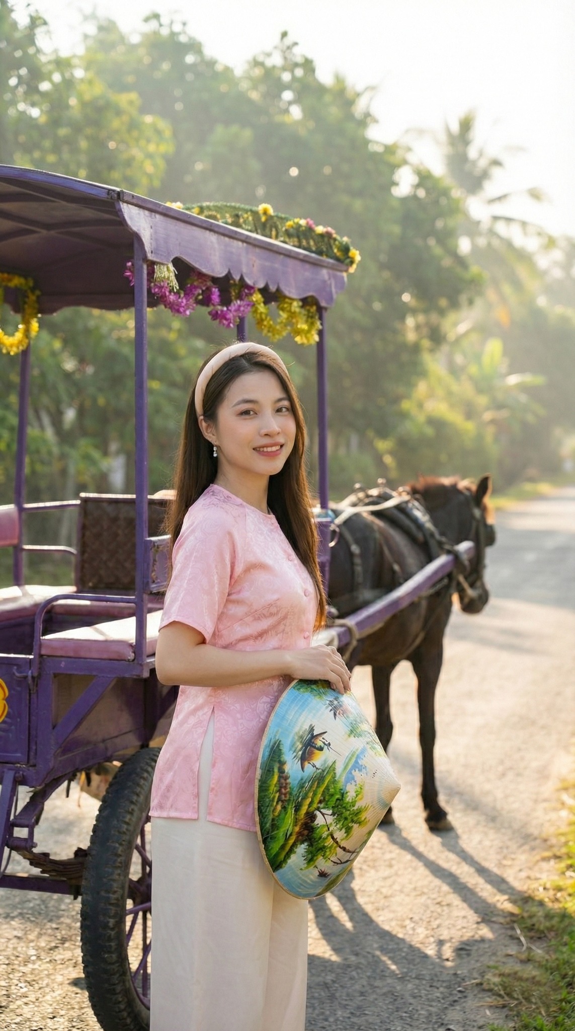 Xe ngựa đưa du khách tham quan đường làng