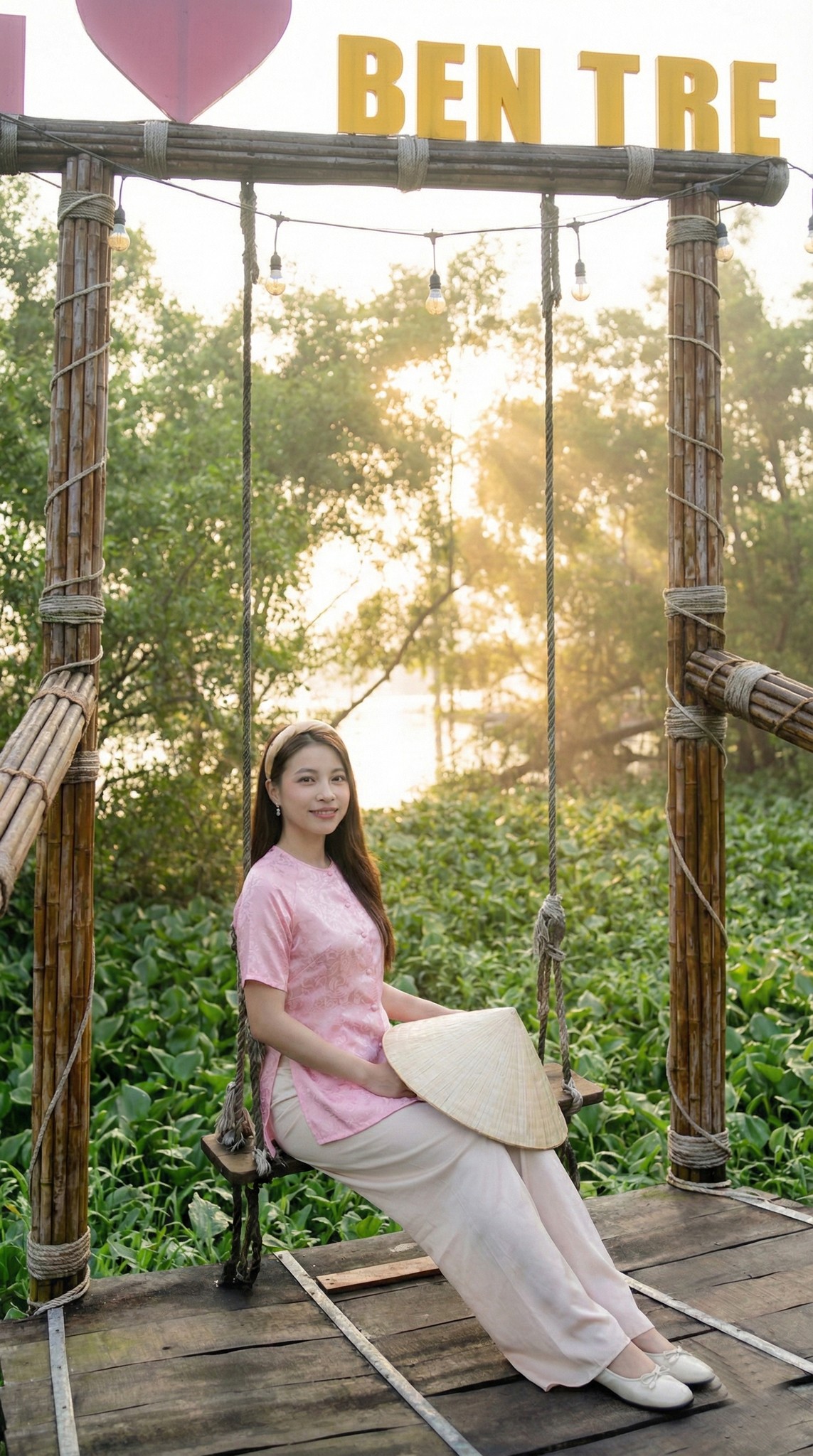 Xích đu view sông lãng mạn