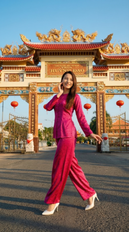 Cổng tam quan đồ sộ tại chùa Huỳnh Đạo