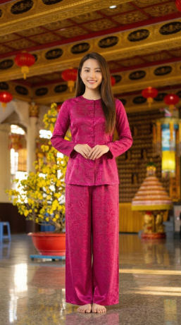 Bên trong chánh điện chùa Huỳnh Đạo Châu Đốc