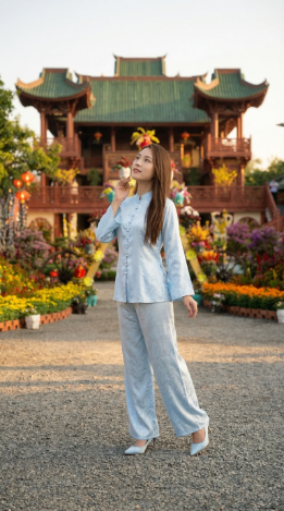 Toàn cảnh tòa lầu chính mái ngói xanh