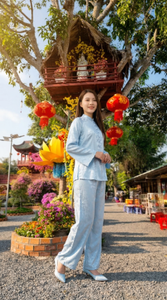 Cây cổ thụ với miếu nhỏ và lồng đèn đỏ