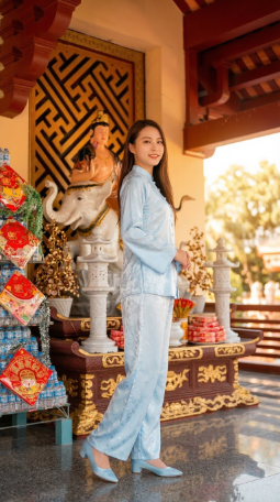 Hành lang bên trong chùa cùng tôn tượng Phổ Hiền