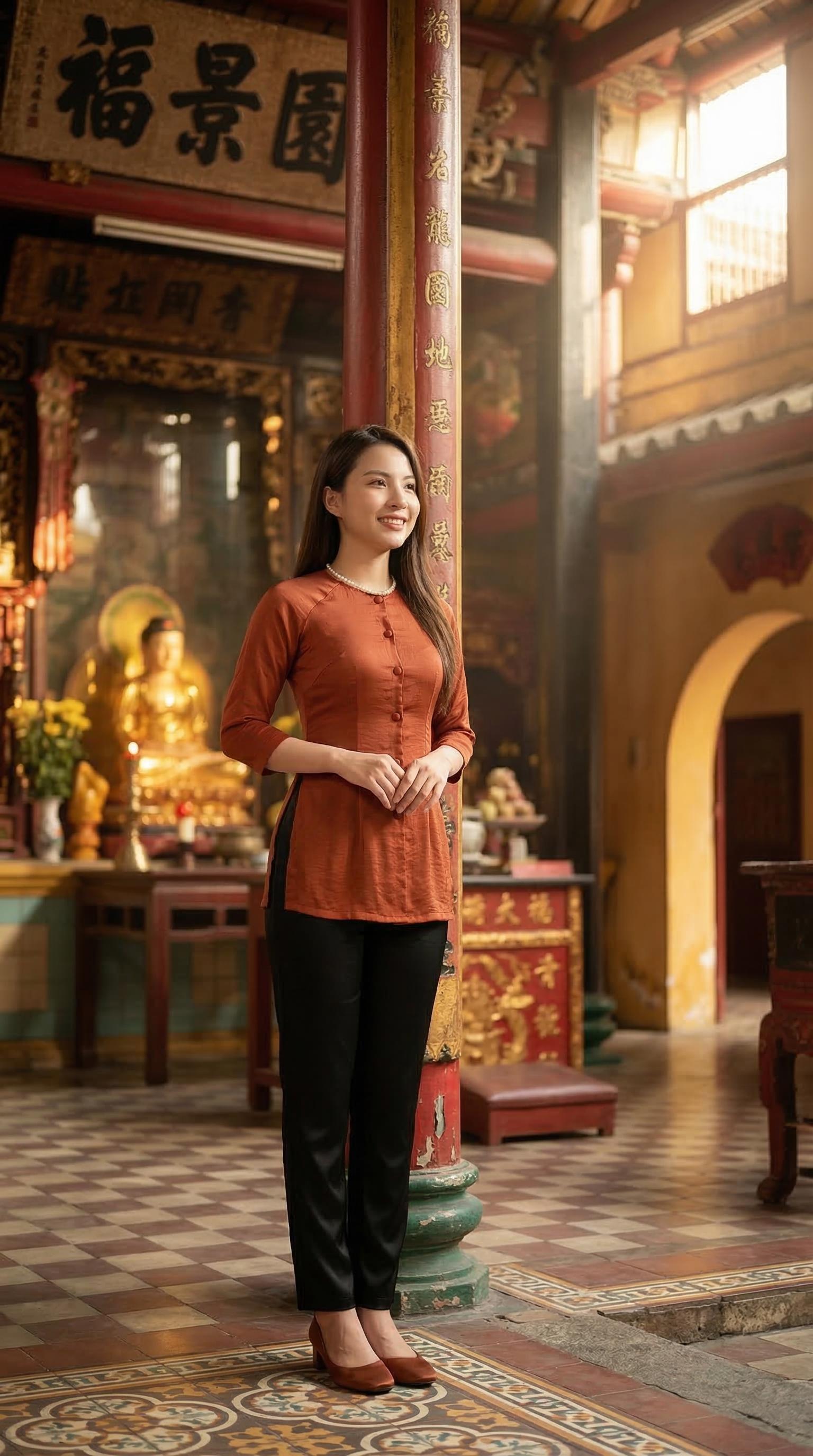 Tựa dáng bên chiếc cột gỗ đỏ chạm khắc tại Chùa Ông Bắc