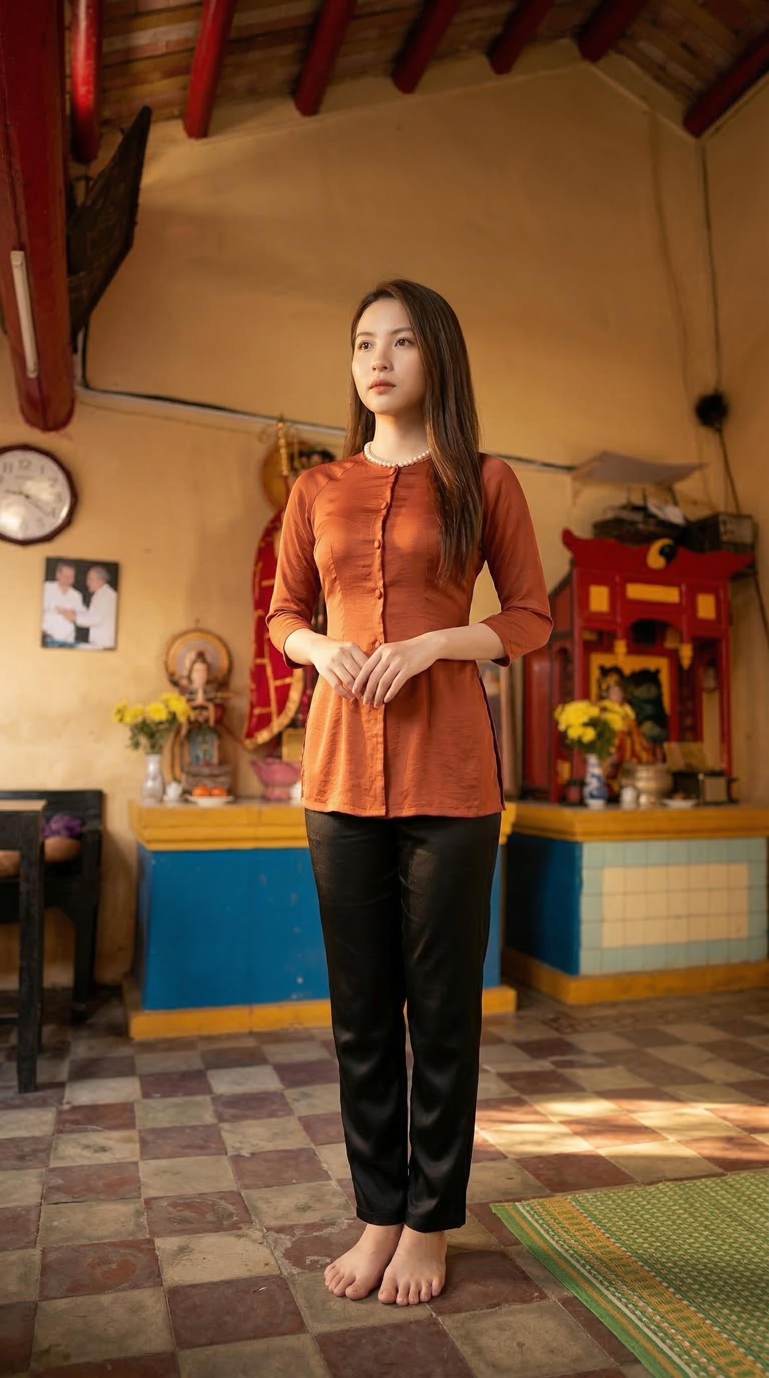Kiến trúc mái ngói và bàn thờ bên trong Chùa Ông Bắc