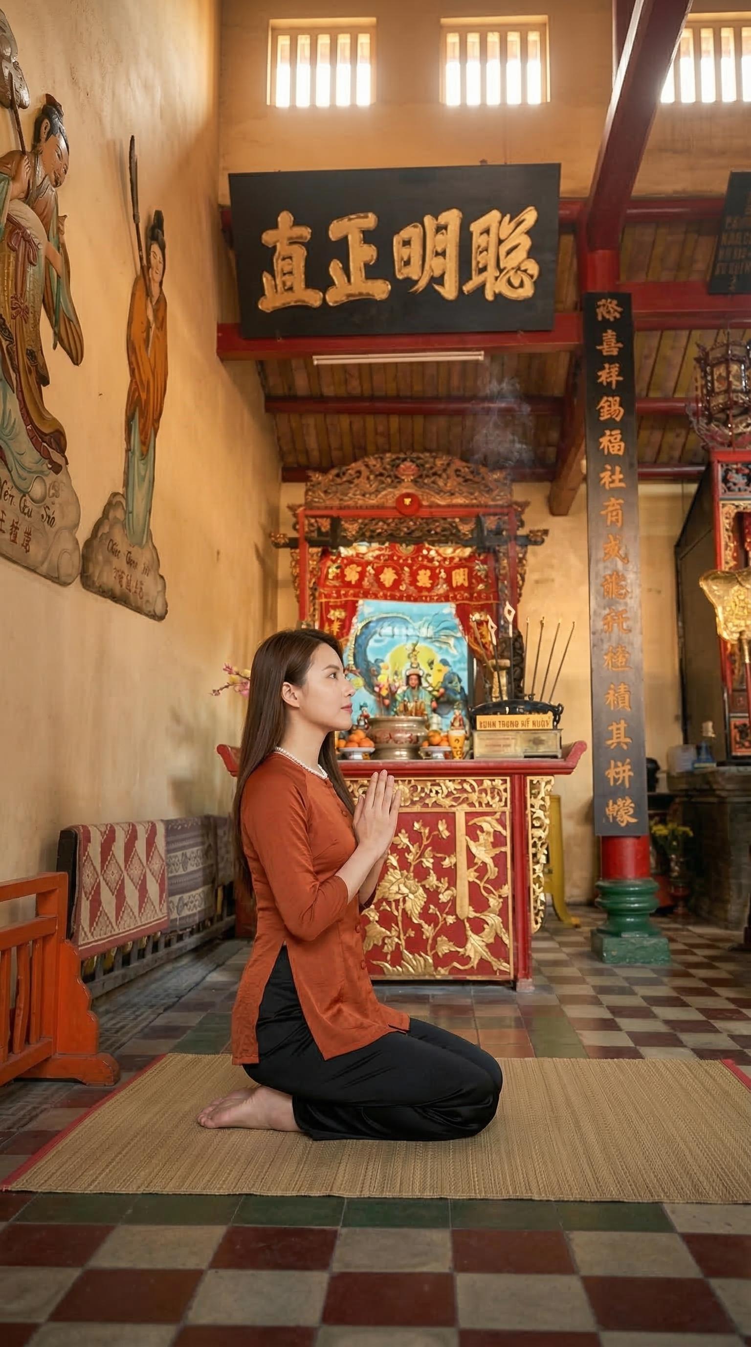 Cầu nguyện bình an tại chánh điện Chùa Ông Bắc