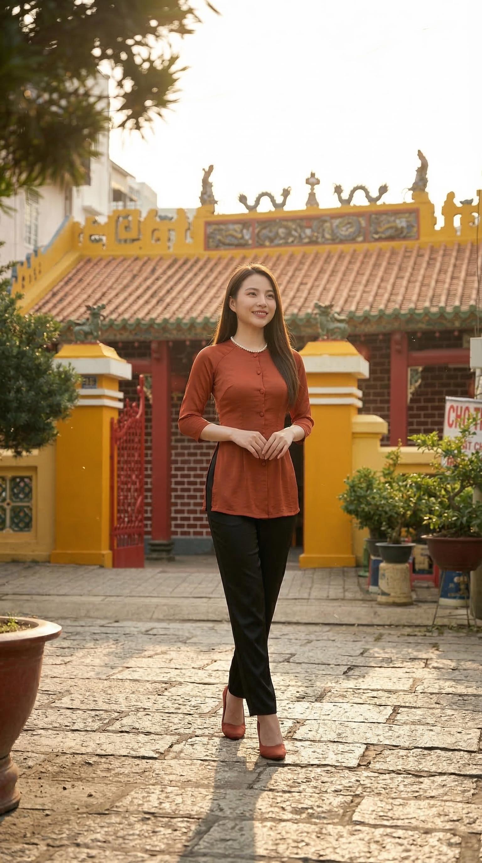 Cổng vòm màu vàng đặc trưng của Chùa Ông Bắc Long Xuyên
