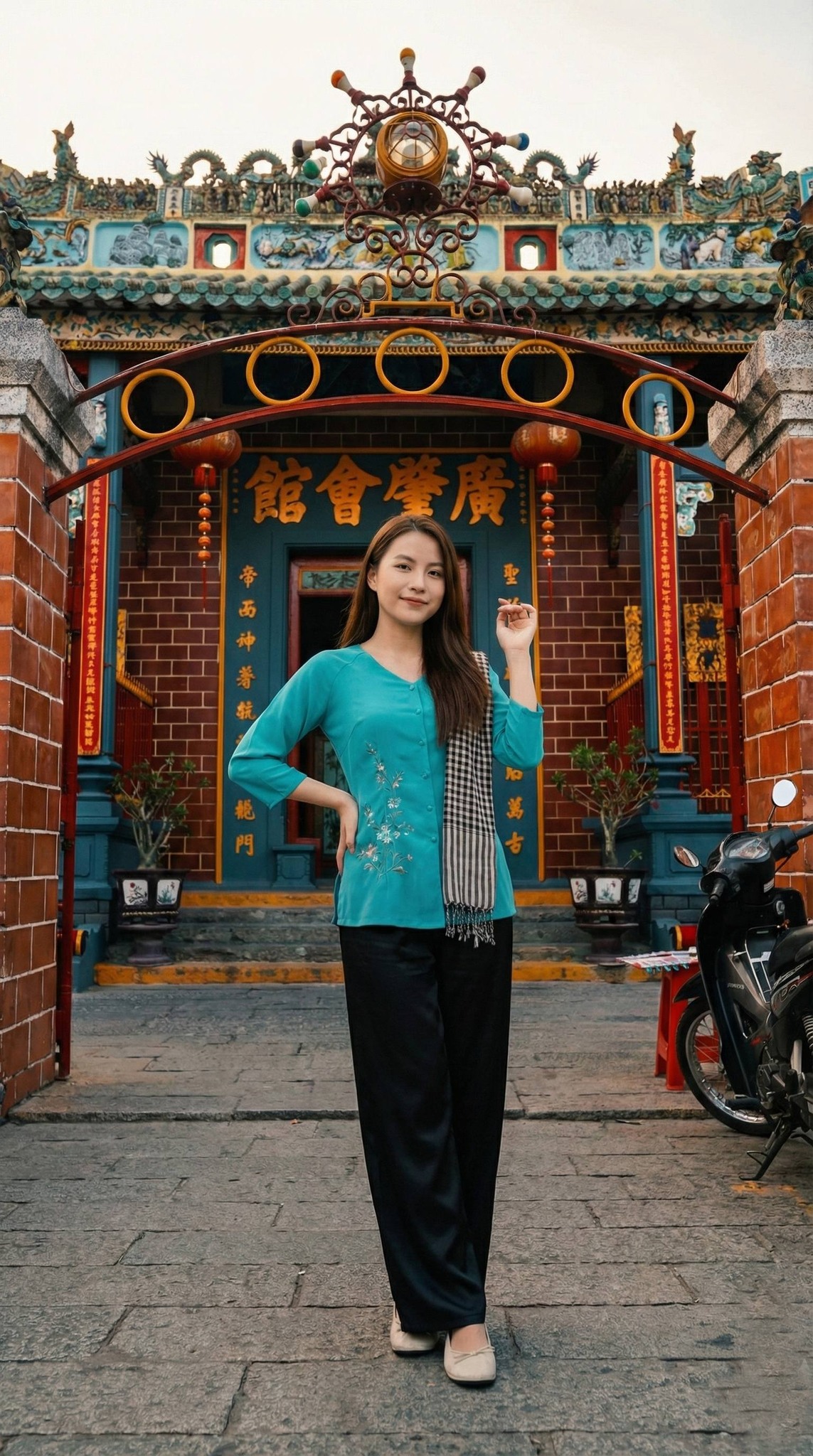Cổng chính Chùa Ông Cần Thơ với kiến trúc cổ kính rực rỡ