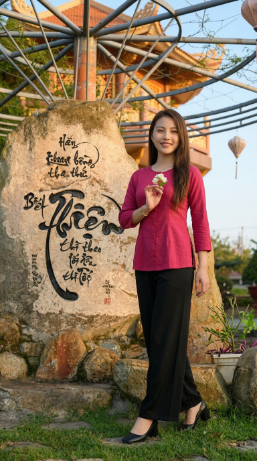 Cô gái đứng cạnh tảng đá khắc thư pháp tại Chùa Vạn Linh
