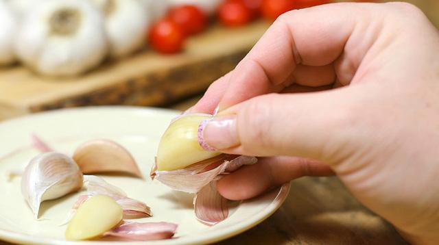 Chữa viêm da cơ địa bằng tỏi