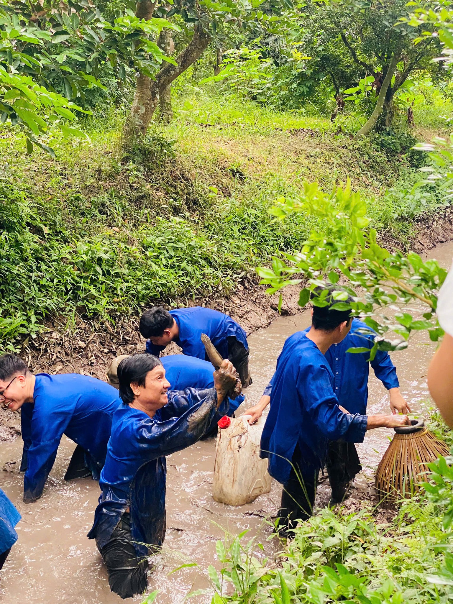 Hoạt động tát mương bắt cá team building