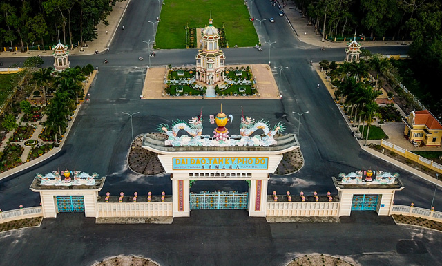 Cổng chính Tòa Thánh Tây Ninh