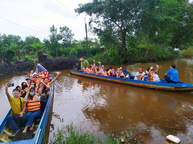 đi xuồng tham quan rừng tràm
