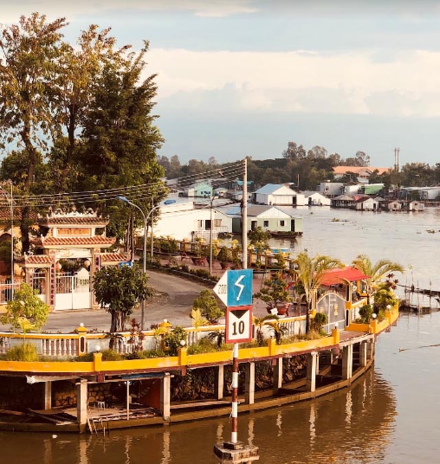 Đình cạnh bờ sông