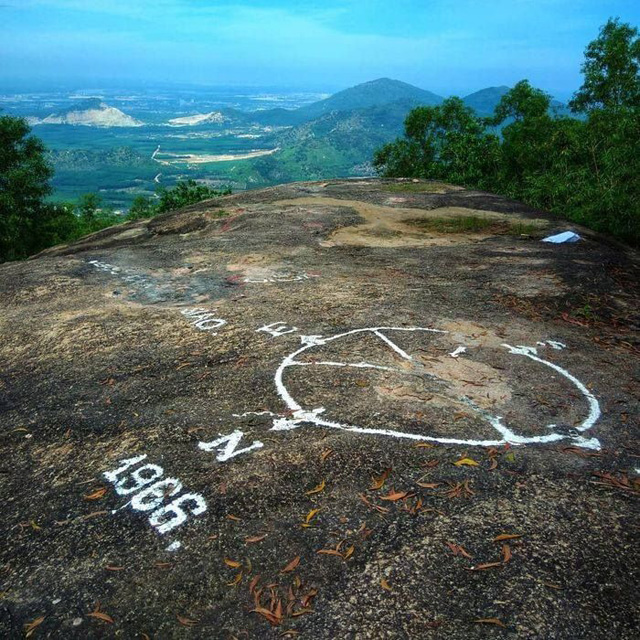 Đỉnh la bàn núi Dinh