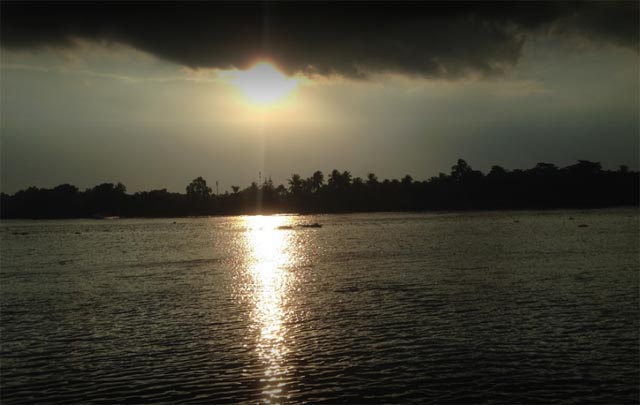 Đình thần Phú Long Bình Dương bên cạnh sông Sài Gòn