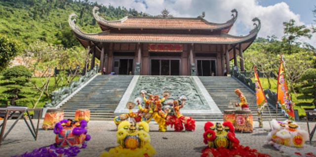 Giá vé Núi Thần Tài