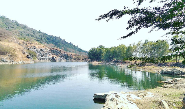 Hồ núi đá hoang sơ