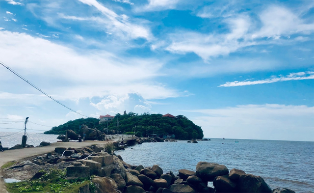 Hòn đá bạc có gì