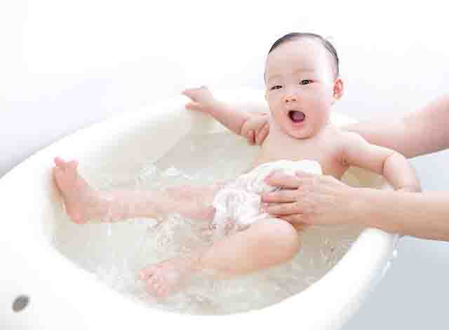 Tắm cho trẻ sơ sinh - Hướng dẫn chi tiết cách tắm cho trẻ sơ sinh