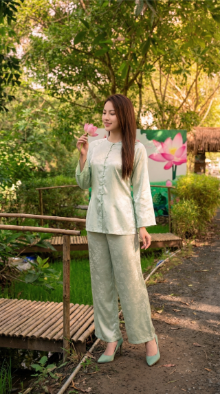 Nữ du khách tạo dáng bên hoa sen Gáo Giồng