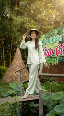 Cô gái dạo bước trên cầu gỗ đầm sen