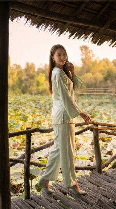 Nắng vàng chiếu trên cầu gỗ đầm sen