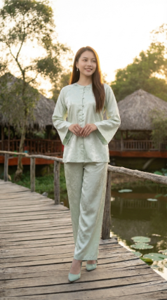 Cầu gỗ bắc ngang hồ sen súng tại Gáo Giồng