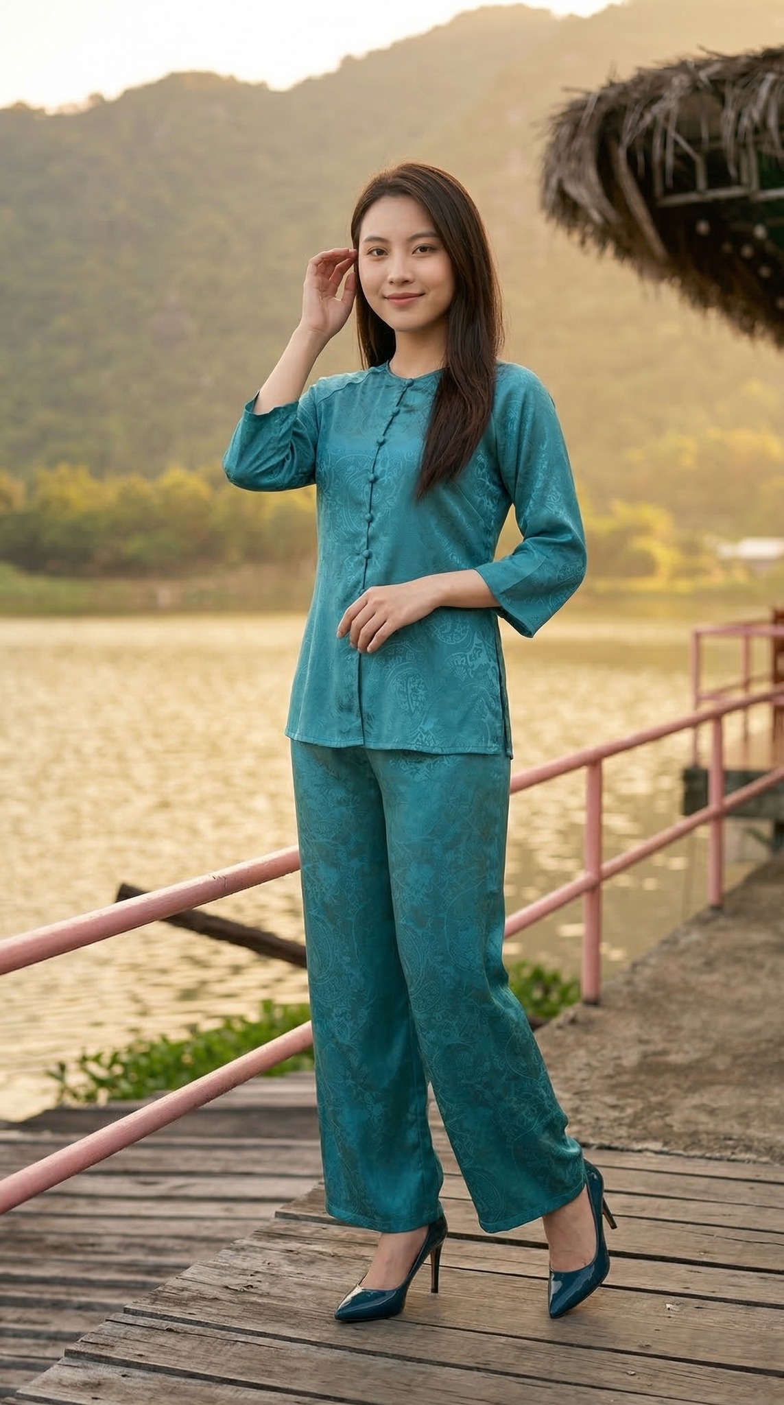 Đi dạo trên cầu cũ ven hồ