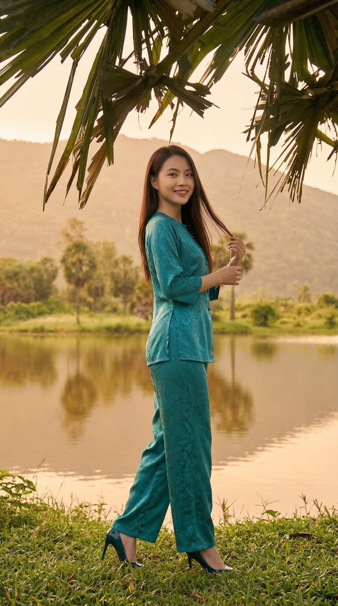 Tạo dáng dưới tán lá rủ ven hồ nước trong vắt