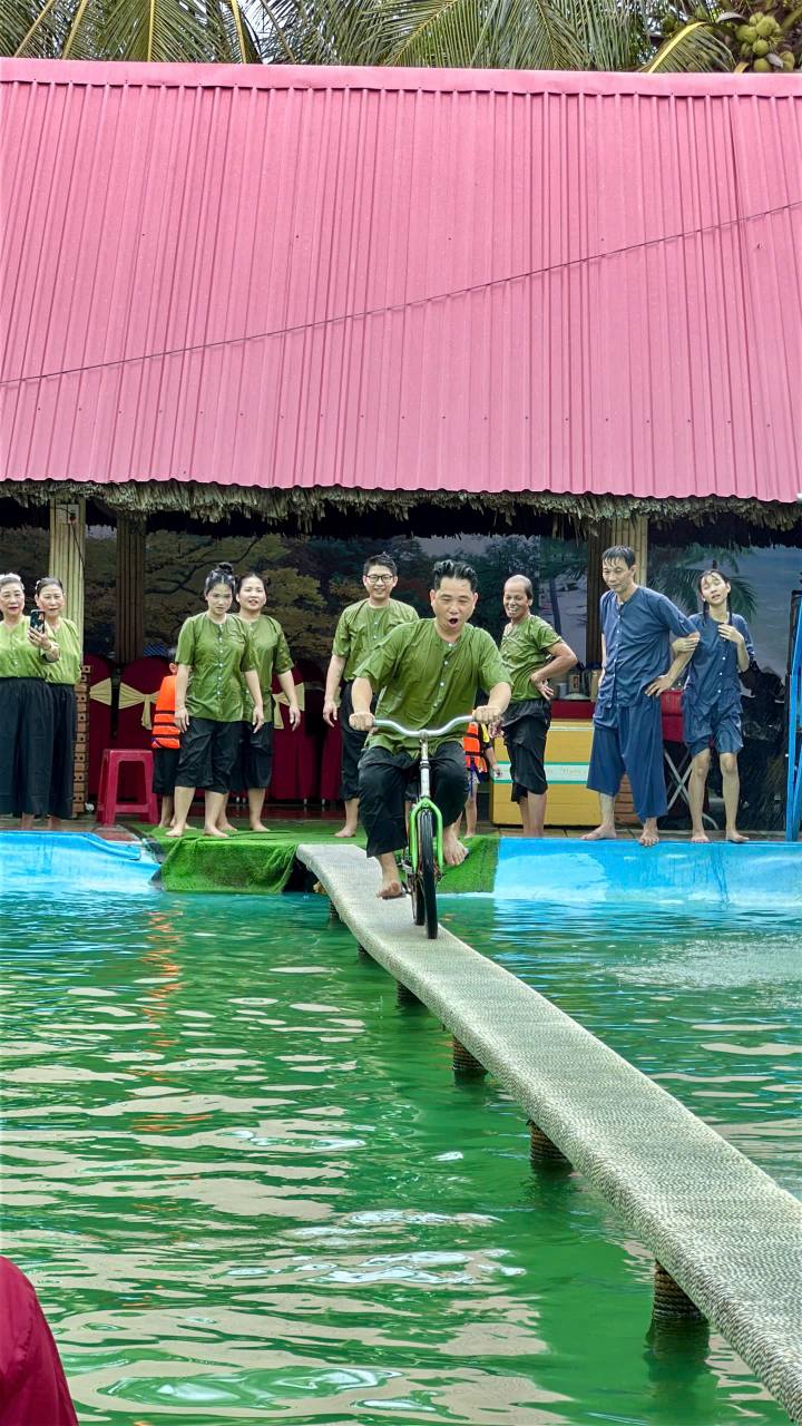 Thử thách lái xe đạp qua cầu ván hẹp