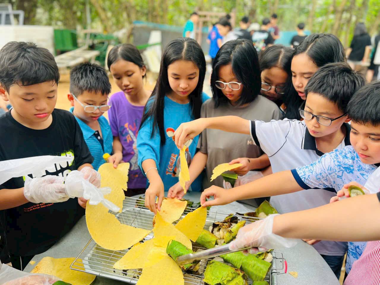 Các em học sinh hào hứng với thành quả bánh xèo