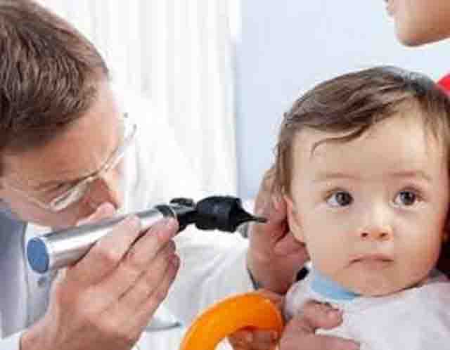 Kiến chui vào tai trẻ sơ sinh