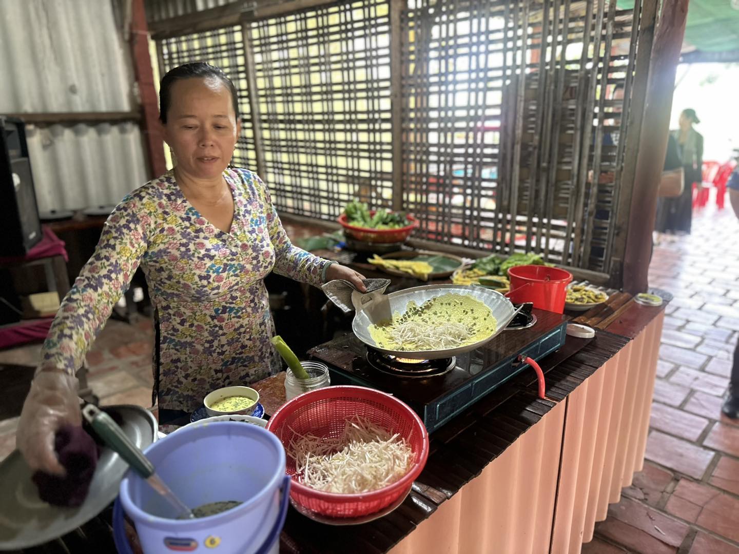 Cô đầu bếp đang đổ bánh xèo miền Tây