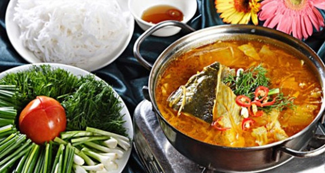 Lẩu chua sả nghệ cá nhám giàu