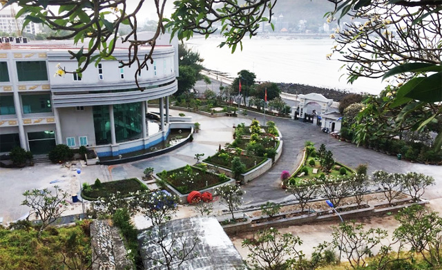 Lối đi ô tô vào Bạch Dinh