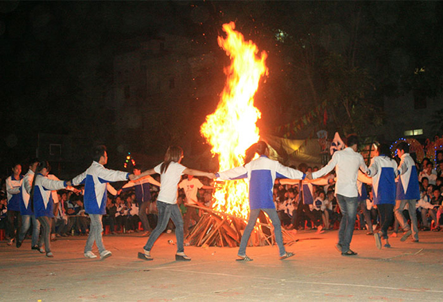 Đốt lửa trại khu du lịch sinh thái Hầm Hô