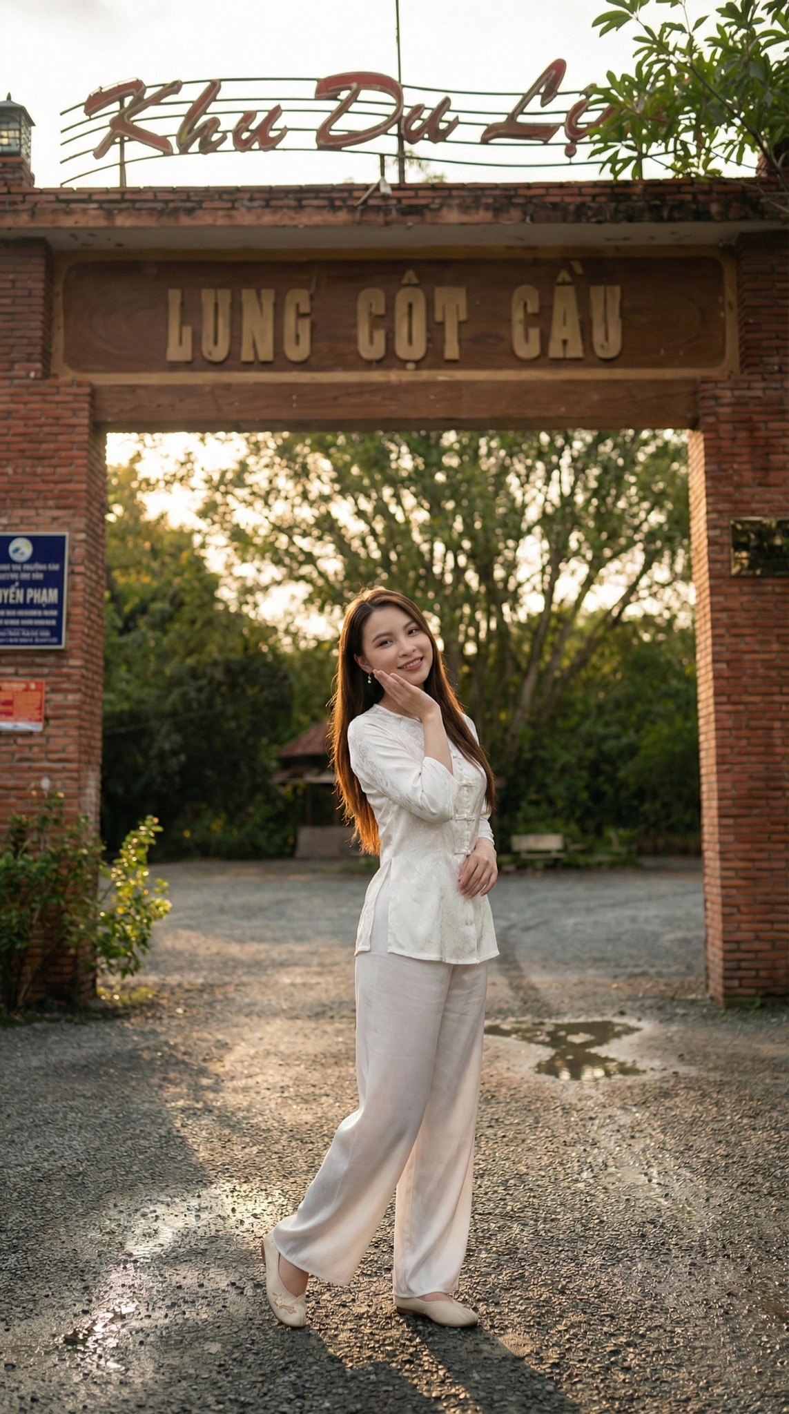 Cổng chào khu du lịch Lung Cột Cầu Cần Thơ check-in