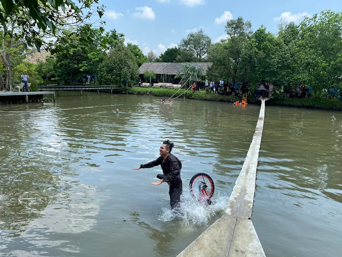 Chạy xe đạp qua mương nước