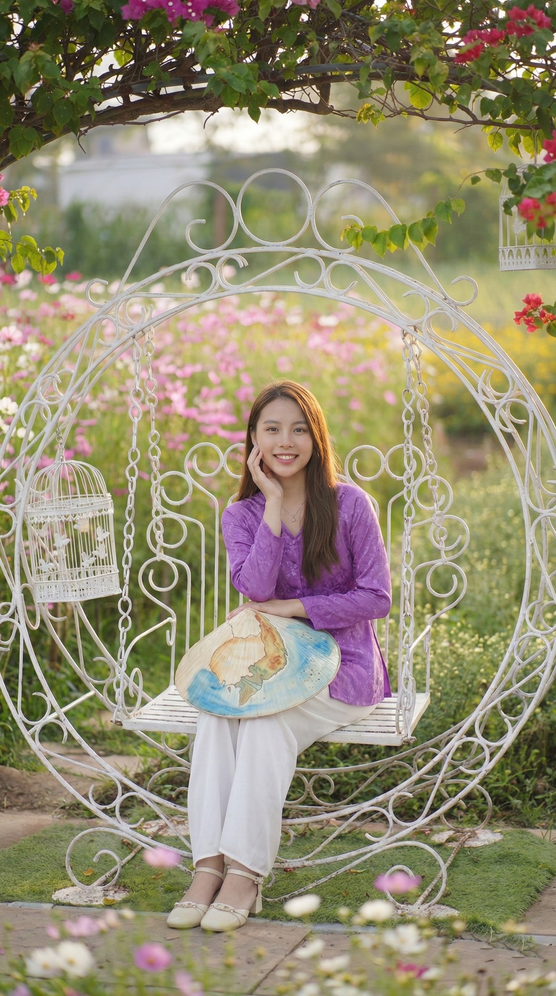 Xích đu trắng công chúa giữa vườn hoa