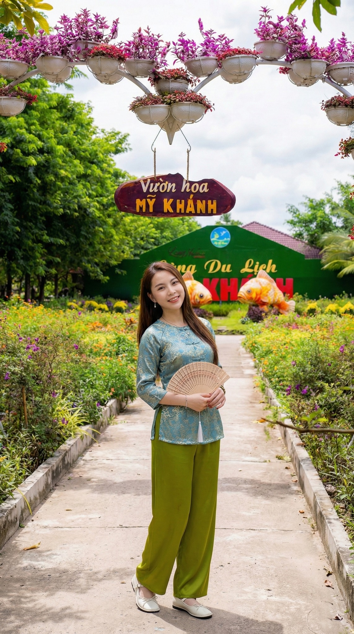 Check-in vườn hoa Mỹ Khánh trên đường đi vào khu du lịch