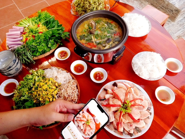 Lẩu cá tra nấu mẻ với bông điên điển