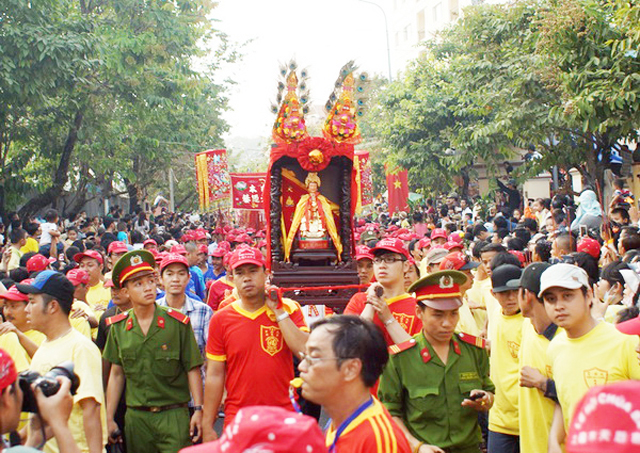 Rước bà Thiên Hậu trên đường